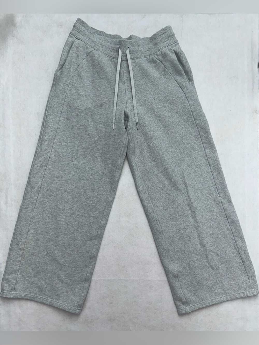 Lululemon Scuba Mid-Rise Wide-Leg Pant Short Size M Ultra Light Grey 30” Inseam - Picture 1 of 10